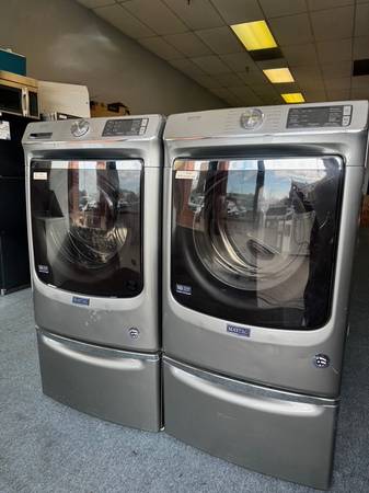 MAYTAG WASHER AND DRYER ((GAS)) SET / W/PEDESTALS 1