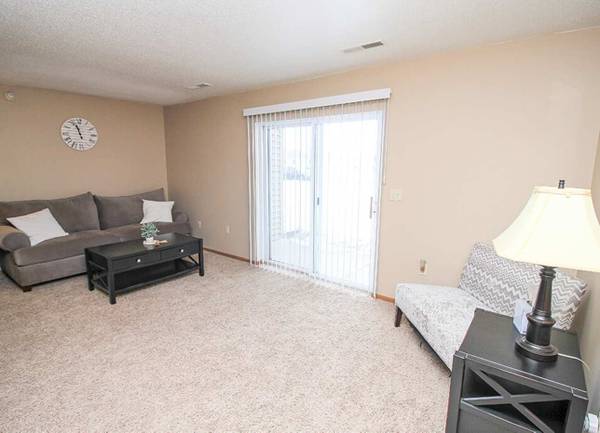 $1,240 / 2br - 953ft2 - AWESOME neighbors left  right! (1000 East 17th Street, South Sioux City, NE)63849488193025124