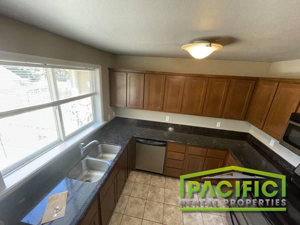 $1,145 / 2br - 1000ft2 - 904 & 906  SW 5th St (Grants Pass)63654692816131124