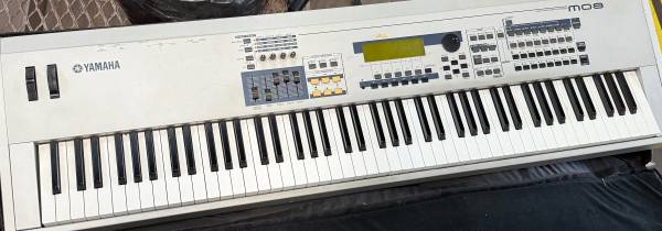 Yamaha M08 Digital Keyboard 1