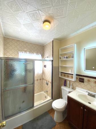 $1,100 Clean, spacious, bright, conveniently located, right next to Boston. (Malden)63620219563265121
