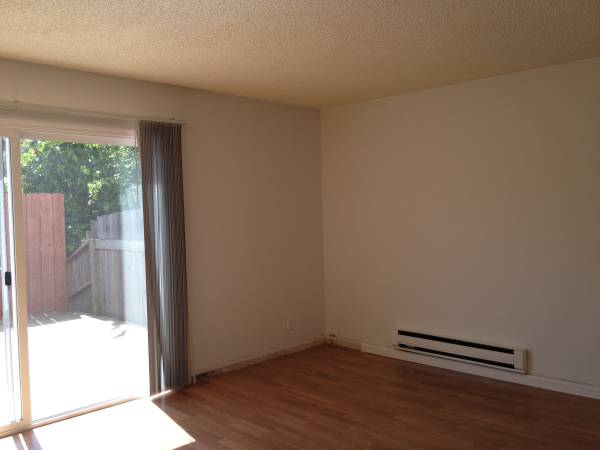 $3,100 / 2br - ***VIEW - LARGE TOWNHOME IN CARLMONT*** (belmont)63682796695555124