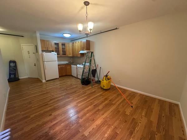 $2,100 / 1br - 1 bedroom 1 bath. Great area! (Midwood @Kingshway B & Q)63995823629570123