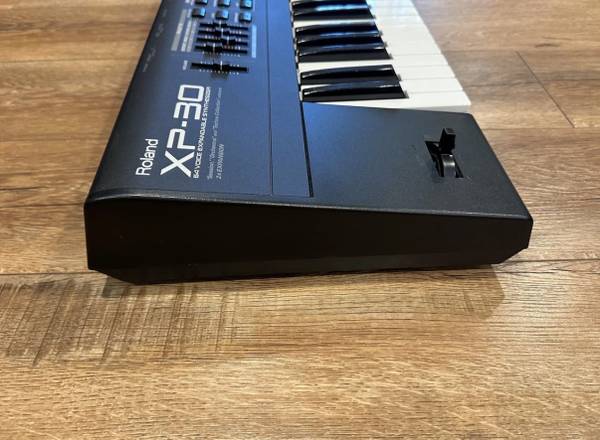 Roland XP-30 Music Workstation 61 Keys Mint - musical