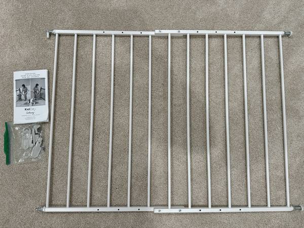 KidCo G2000 Safeway - Top of Stairs Baby and Pet Gate, White - $30 (Wolftrap, Vienna)62944144118913129