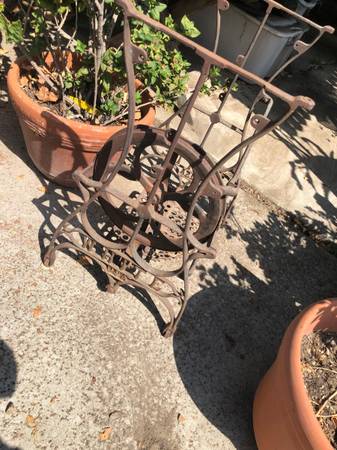 Iron WHITE SEWING MACHINE Base 1