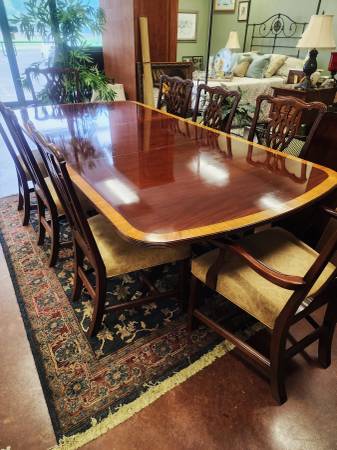 Ethan Allen Mesa de Caoba Georgiana con Doble Pedestal/8 Sillas - $4.999 (3221 Hwy 52W, Suite D, Pelham, AL)63440275875715122