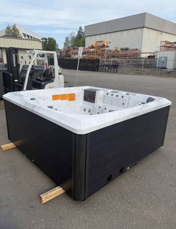 2026 Bellagio Spa 6-7 person hot tub LOADED 1