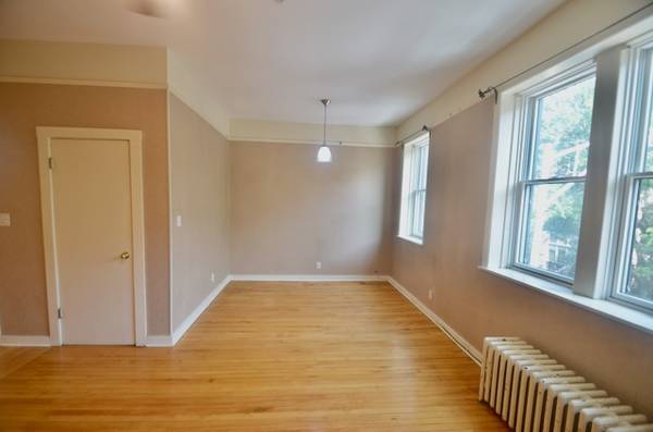 $1,895 / 1br - 700ft2 - Sunny Giant Top-Floor 1 Bed in Unique Vintage building. Heat included. (West Town)63959741677442122