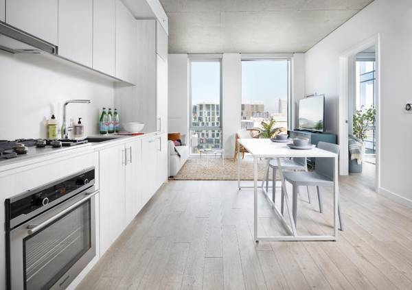 $2,105 / 1br - 788ft2 - Moderno de 1 dormitorio listo para la aventura: aire fresco directo y vistas al río (Central Industrial East Side)63841707593857120