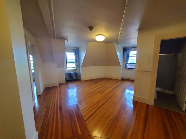 $2,900 / 3br - 1400ft2 - AVAILABLE NOW Spacious 3 Bedroom / 2 Full Bath in Downtown Northampton (Northampton)64017048105987123