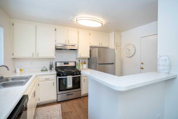 $2,939 / 3br - 1049ft2 - Ubicado en Canyon Country, mesas para picnic, 3/hab 2/ba (27303 N. Sara St., Los Angeles, CA)63812226400257121