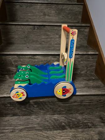 Gently Used Melissa & Doug Chomp & Clack Alligator Push Toy 1