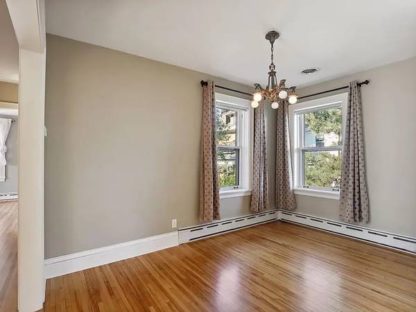$820 / 2br - 1363ft2 - ''Updated 2BR Apartment in Mount Curve''!! (Minneapolis)63797857685635123