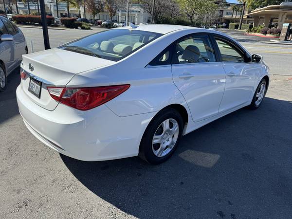 2011 HYUNDAI SONATA GLS. 6 SPEED MANUAL. CLEAN TITLE, PASS SMOG! - $5,999 (san mateo)63624172941953122