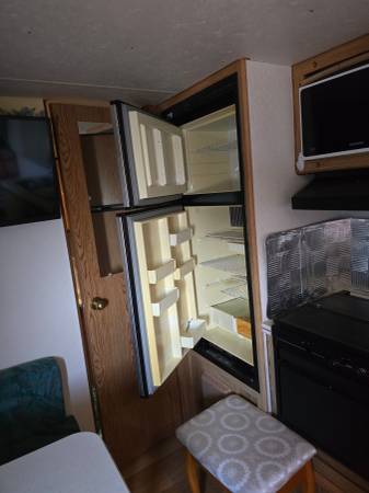 FOR SALE: 21.5ft 5th Wheel TRAILER – Ready to Tow Today! 1