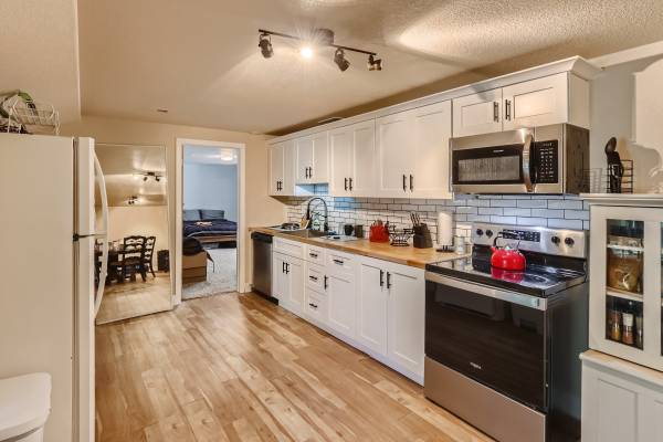 $1,049 / 1br - 800ft2 - HUGE room w/ private bath/parking in Golden! (Golden)63920601602306121