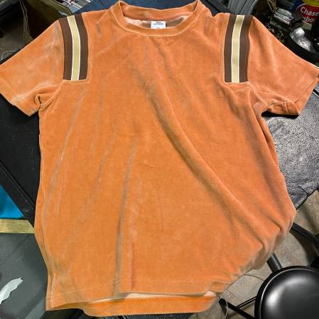 URBAN OUTFITTERS CAMISETA DE VELUDO TALLA M - $12 (Baldwin)63471464811651121
