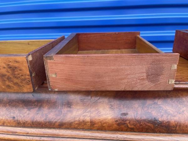 Escritorio americano antiguo de teca con veta, frente inclinado y cajón abatible - $477 (Havelock)62960752908291123