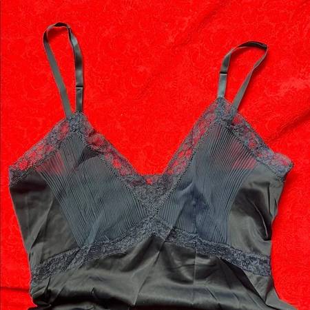 Elegant Vintage Vanity Fair Navy Blue Lace Trim Slip 1