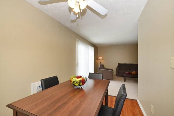 $919 / 2br - 985ft2 - Clean Carpeting, Leasing Now, Professionally Managed! (DeKalb)63981978208899123