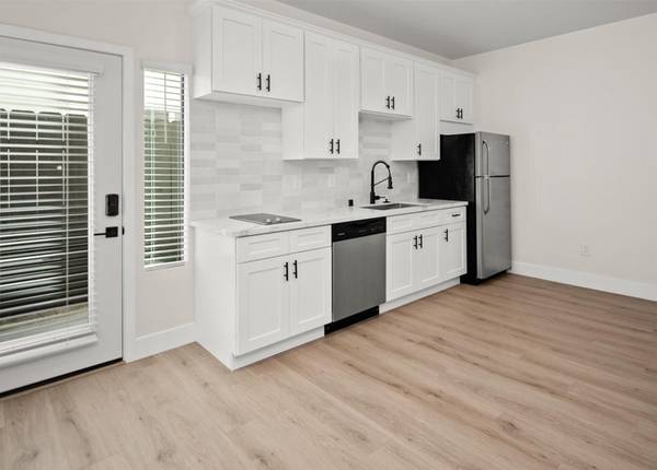 $2,695 / 2br - Stylish Two Bedroom - In Home Washer/Dryer - Gated w Intercom System (San Diego)63865815331203124