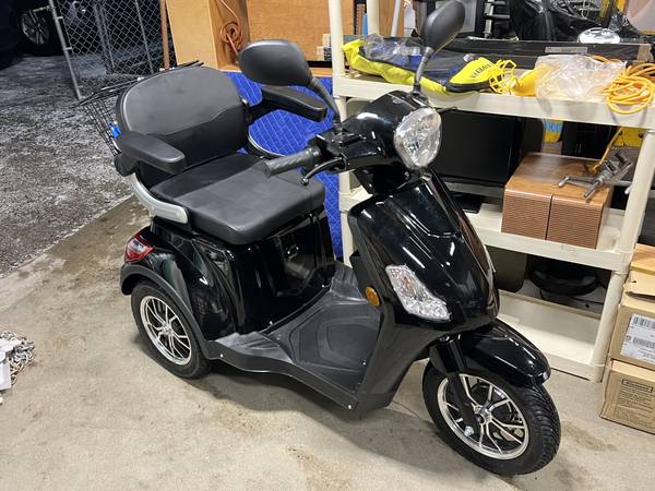 Three-wheel mobility electric scooter - great condition 1