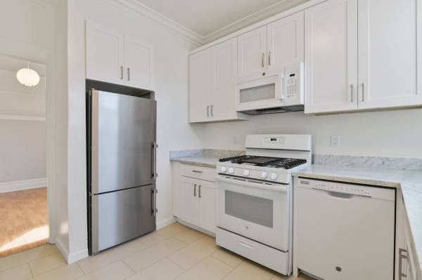 $4,450 / 2br - 750ft2 - Valencia Corridor top floor new kitchen, in-unit laundry, pet friendly (mission district)63686068025217123