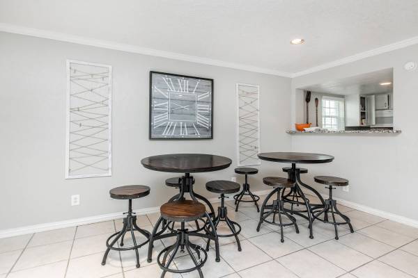 $1,030 / 1br - 738ft2 - Wood-like Flooring, Frost-free Refrigerator, 1 Bed (2217 Ridgmar Blvd, Fort Worth, TX)63936352459267120