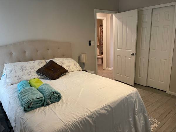 $600 / 2br - Habitación privada con baño y patio trasero disponible hoy (Oxnard)63668271356547121