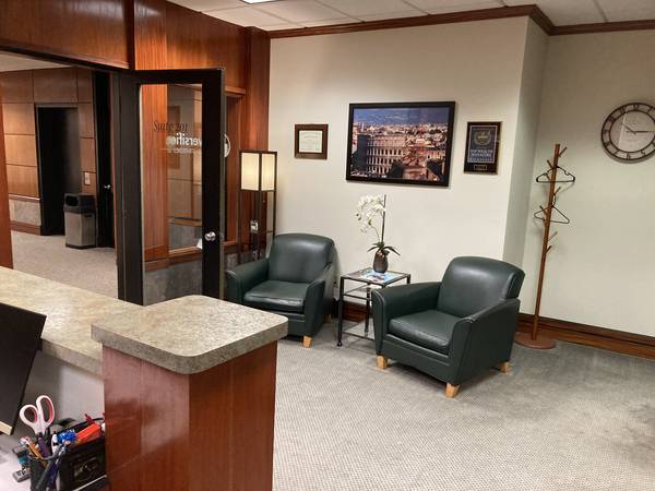 $1,700 / 1461ft2 - Premier Office Space for--lease or sale (Pewaukee/Brookfield Area)64152180932867120