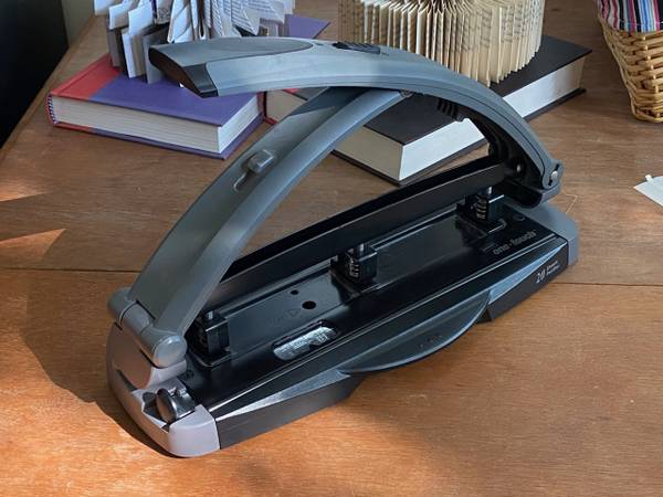 STAPLES One-Touch Adjustable Punch, 20-Sheet Capacity - LN 1