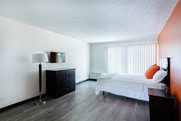 WiFi Access, Flat Screen TVs, Sparkling Pool 1