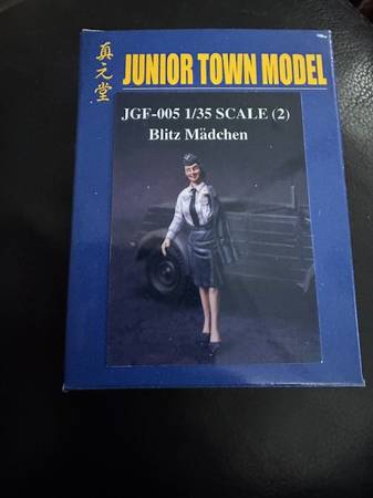 Junior Town Model JGF-005 1/35 Scale Blitz Madchen Figures W/Unknown 3 1