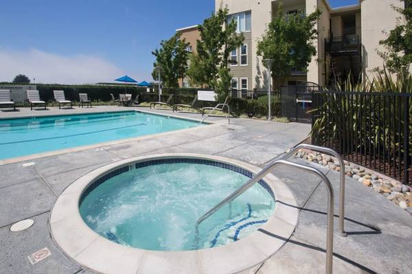 $4,554 / 2br - 1016ft2 - Clubhouse Lounge, Pool/Spa, Laundry In-Unit (santa cruz)63994247785730120