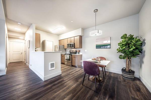 $1,810 / 1br - 847ft2 - Bring Your Furry Friend  Spacious Apts  Pet-Loving Vibes! (Coburg Rd)63977273698691121