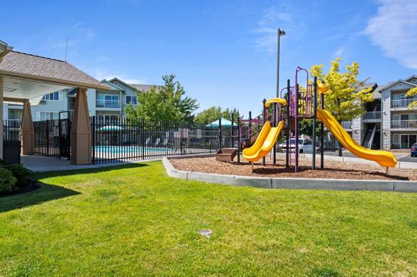 $1,221 / 2br - Located in Moses Lake, Ample Parking, 2 Bed (222 9th Ave, Moses Lake, WA)63793087368451122