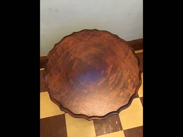 Beautiful vintage fancy side table with pie crust edge very nice 1