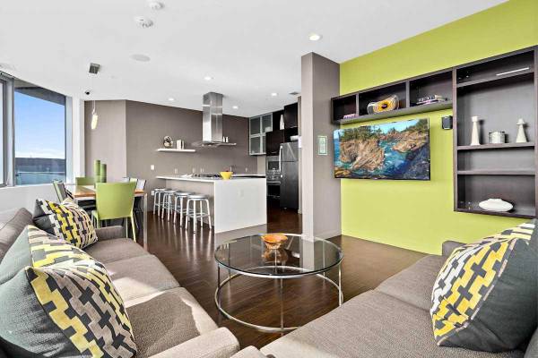 $3,741 / 2br - 1048ft2 - Guest Parking / Passes, Children's splash deck (Downtown Bellevue)63688334026627124