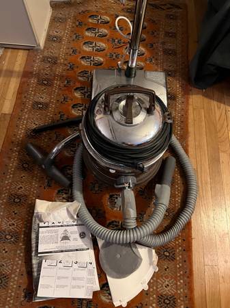 Vacuum cleaner 'Filter Queen', great for allergies. 1