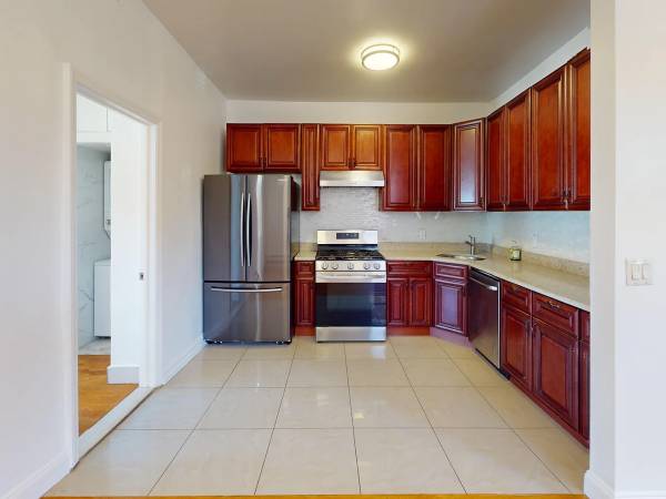 $3,500 / 3br - 1300ft2 - 3br 2bth con lavadora-secadora, patio trasero y calefacción en Pelham Bay! (Bronx)63689627235841124