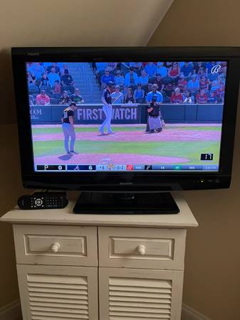 Sharp Aquos 32" TV 1