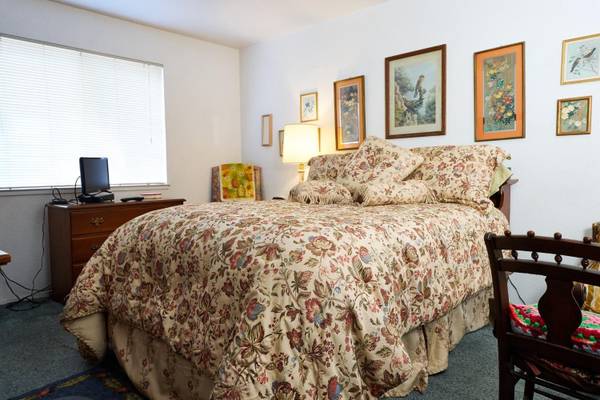 $650 / 1br - Just renting a Big Room DM me (Chicago, IL)63959877399554120