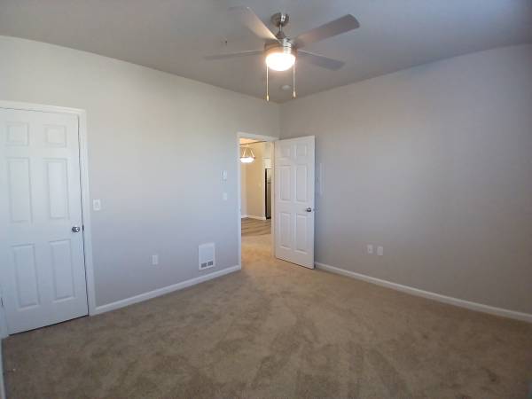 $1,917 / 1br - 745ft2 - 1 Bed 1 Bath W/White Quartz Counters Kitchen & Full Size W/D In Unit!! (Everett/Mukilteo/Boeing)63852484214785122
