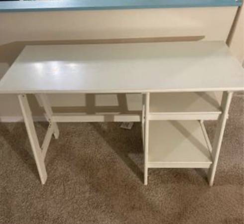 White desk 1