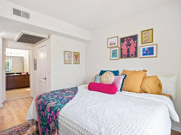 $3,299 / 2br - 948ft2 - 2/bd 2/ba (325 W. Adams Blvd. , Los Angeles, CA)63701073559299121