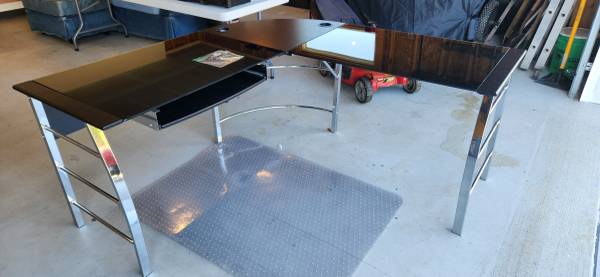 Free Desk with Keyboard Drawer 1