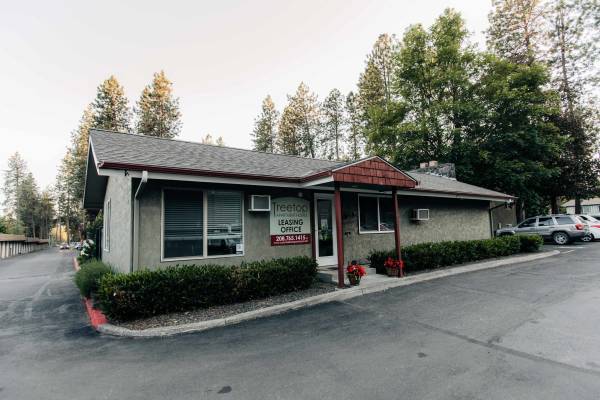 $1,300 / 2br - 920ft2 - Enjoy Fall in Your New Home!  2 Bed/1 Bath, Garage, A/C, Fitness Room (Coeur d'Alene)63969875971586121