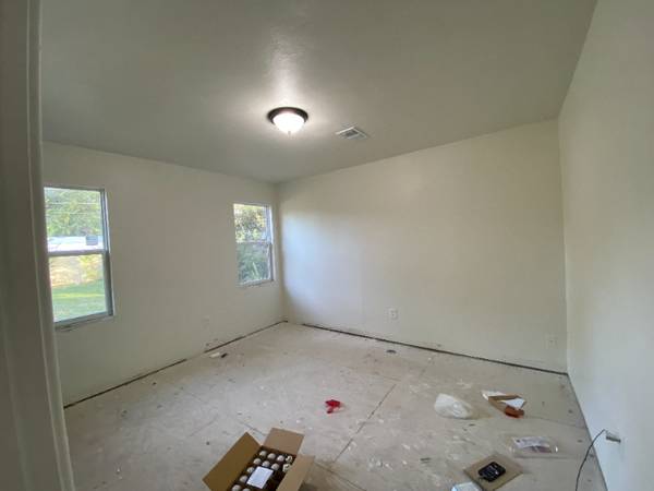 $1295.00 / 4br - 1300ft2 - Espaciosa casa de 4 habitaciones con amplio patio – ¡Frente a la escuela!63806837474305124
