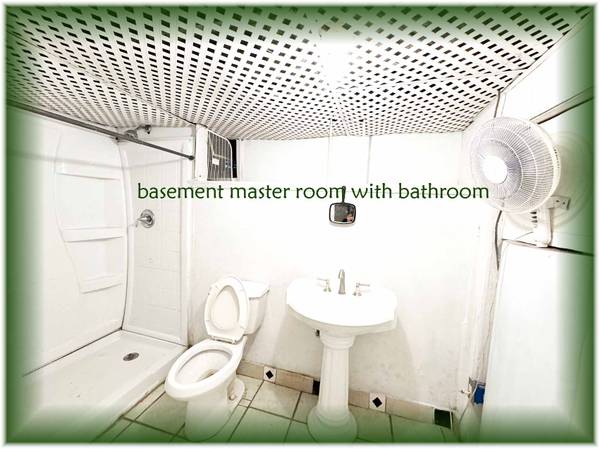 $800 / 1br - master bedroom with bath  walking to metro, 40 ys + (capitol heights)63896509229442123